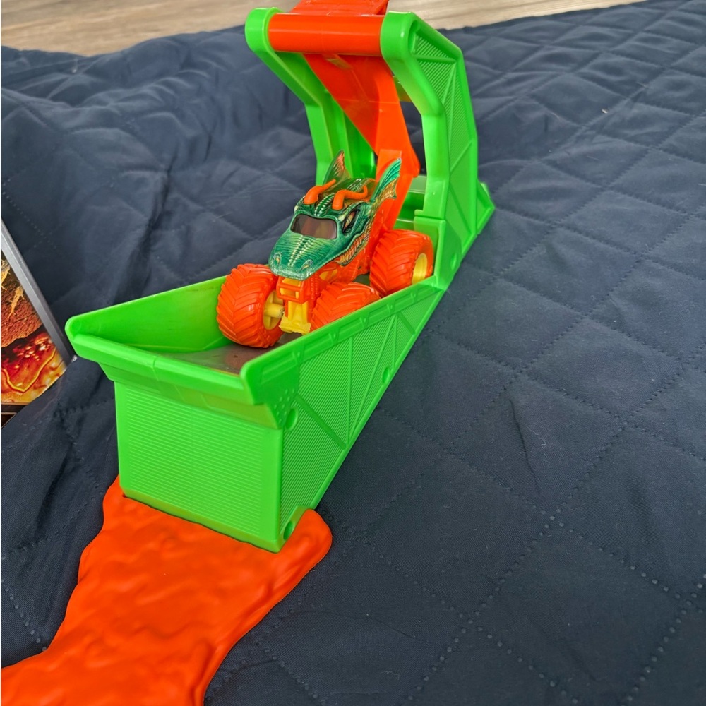 Monster Jam Dragon Playset and red Stunt dial playset - Picture 5 of 13